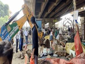 देवपुरा चौक से रेलवे स्टेशन तक चला अतिक्रमण हटाओ अभियान, प्रशासन की सख्त कार्रवाई